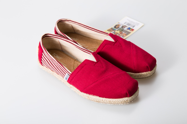 Toms香港經典紅色小條紋麻底男鞋